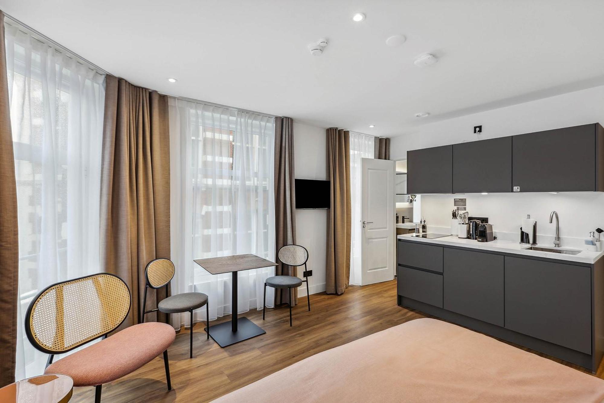 Limehome Nieuwstraat 3*